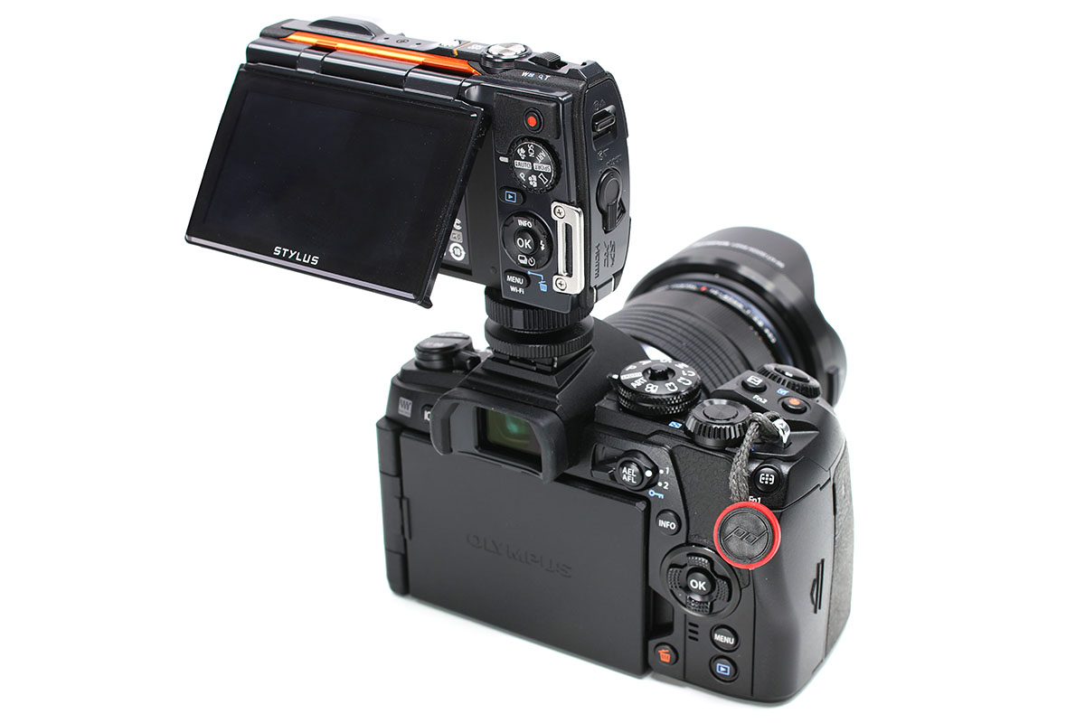 こちらはオリンパス「STYLUS TG-860 Tough」と合体させた様子。「STYLUS TG-860 Tough」は液晶面を上に向けることもできますので、撮影中に画面をチェックしやすく、より実用的です。