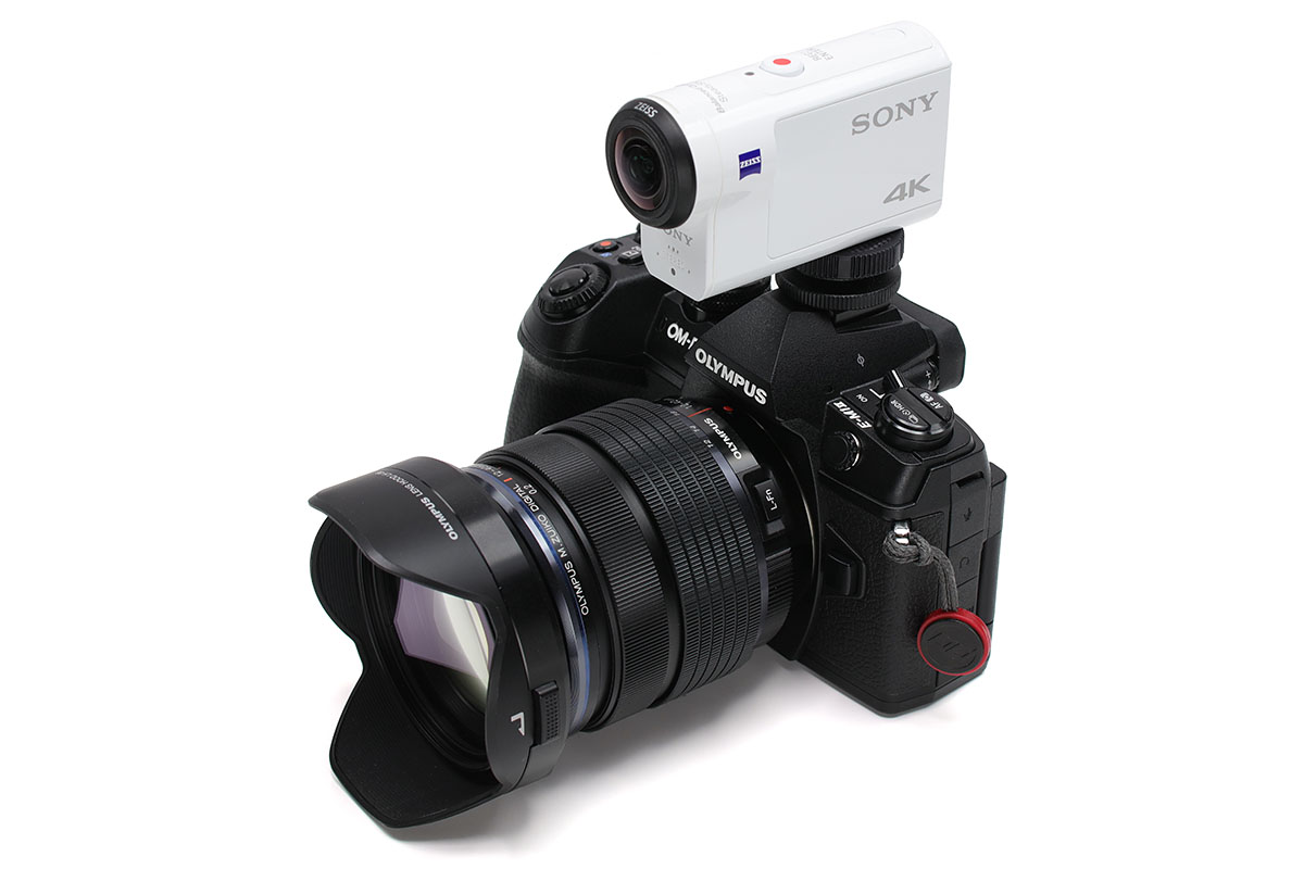 ソニーのアクションカム「FDR-X3000R」をオリンパス「OM-D E-M1 Mark II」上にセットした様子。「FDR-X3000R」は本体下部にもハウジング下部にも三脚ネジ穴がありますので、どちらの状態でも（ホットシューアダプターなどを経由して）カメラに装着できます。