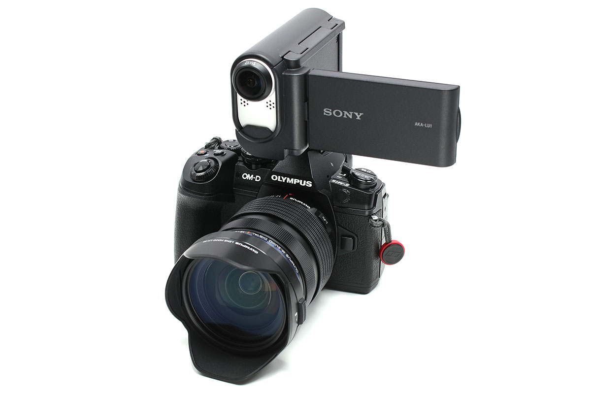 ソニー「HDR-AS100VR」＋「グリップスタイルLCDユニット AKA-LU1」をミラーレスカメラの上にセット。超小型ハンディカムとスチルカメラが合体したスタイルというイメージです。無線式リモコンなしでライブビュー表示を見られます。見た目より軽いので重量バランスも悪くありません。
