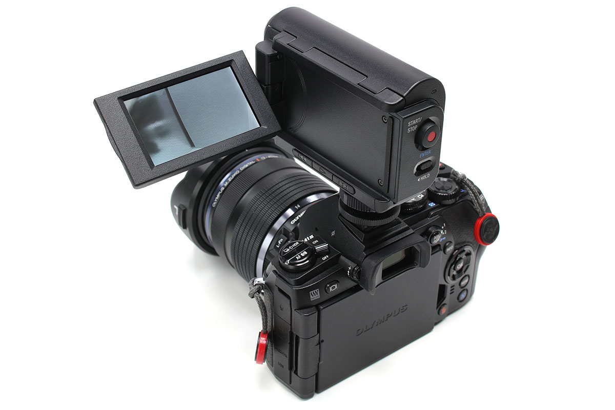 ソニー「HDR-AS100VR」＋「グリップスタイルLCDユニット AKA-LU1」をミラーレスカメラの上にセット。超小型ハンディカムとスチルカメラが合体したスタイルというイメージです。無線式リモコンなしでライブビュー表示を見られます。見た目より軽いので重量バランスも悪くありません。