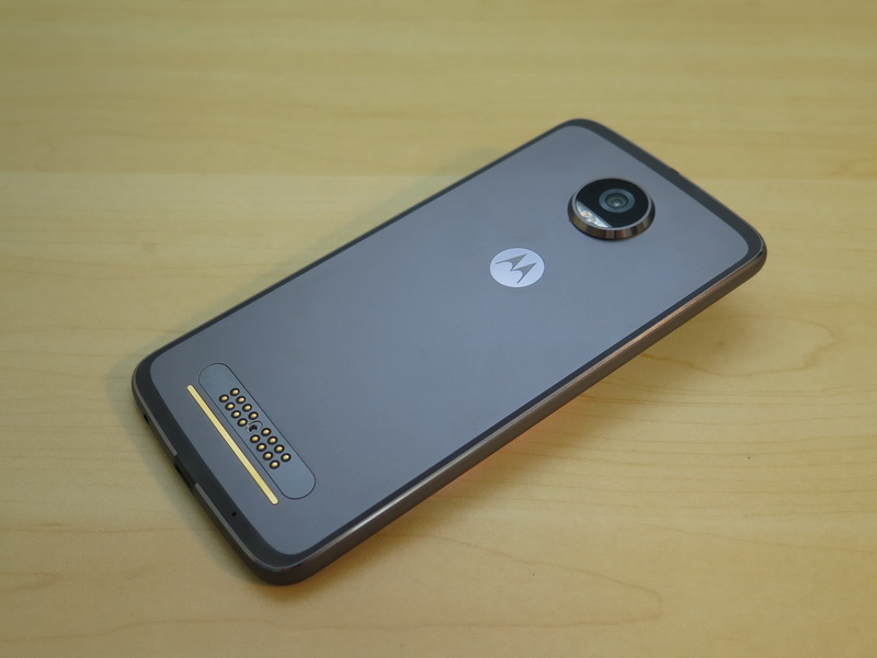 オールメタルのユニボディデザインを採用。背面にはカメラ、Moto Mods端子を備える