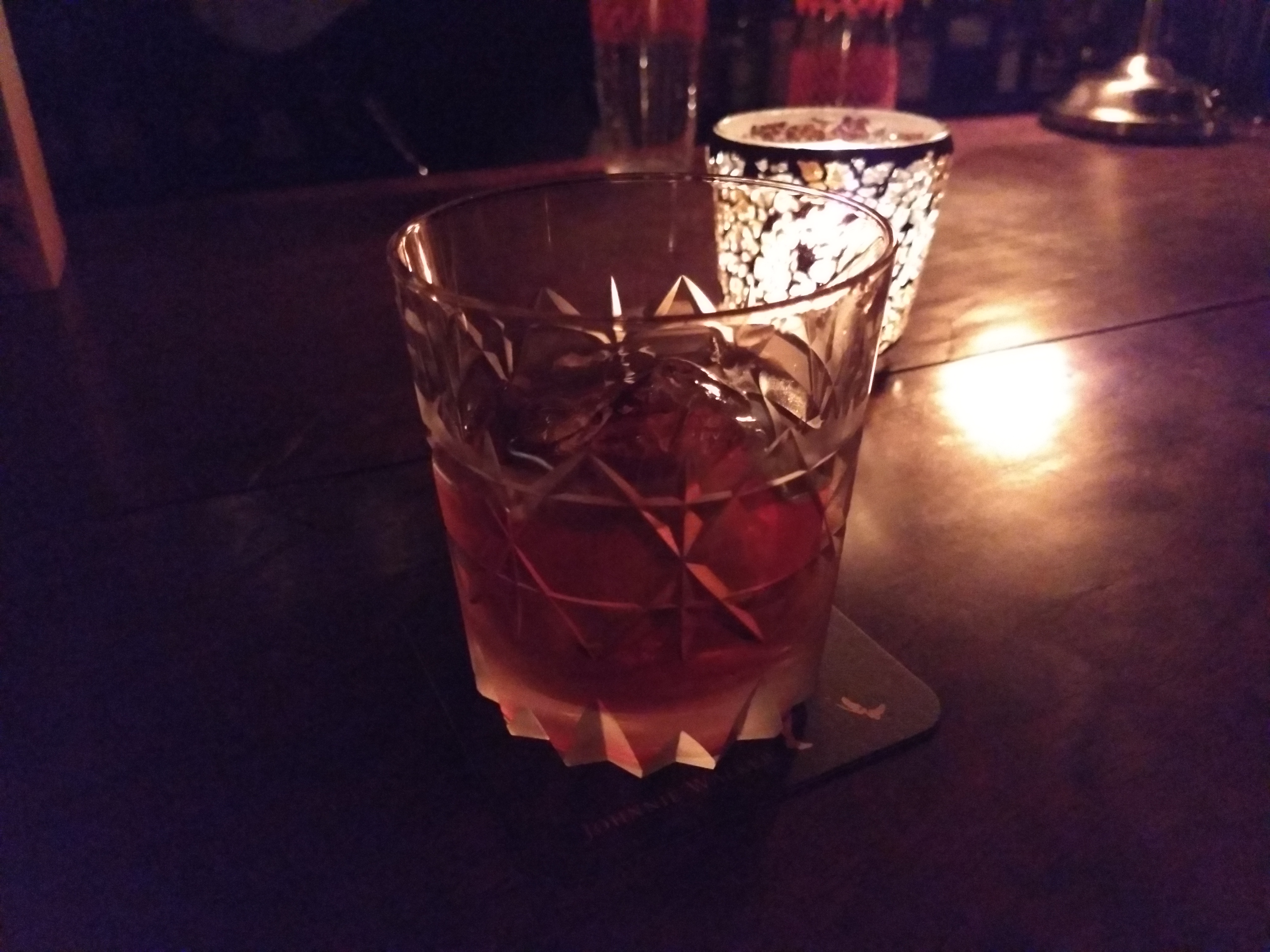薄暗いBARでの撮影したサンプル。ガラスの質感やカクテルの薄い赤い色などもきれいに再現されている　※リンク先は4032×3024ドット、4.63MB