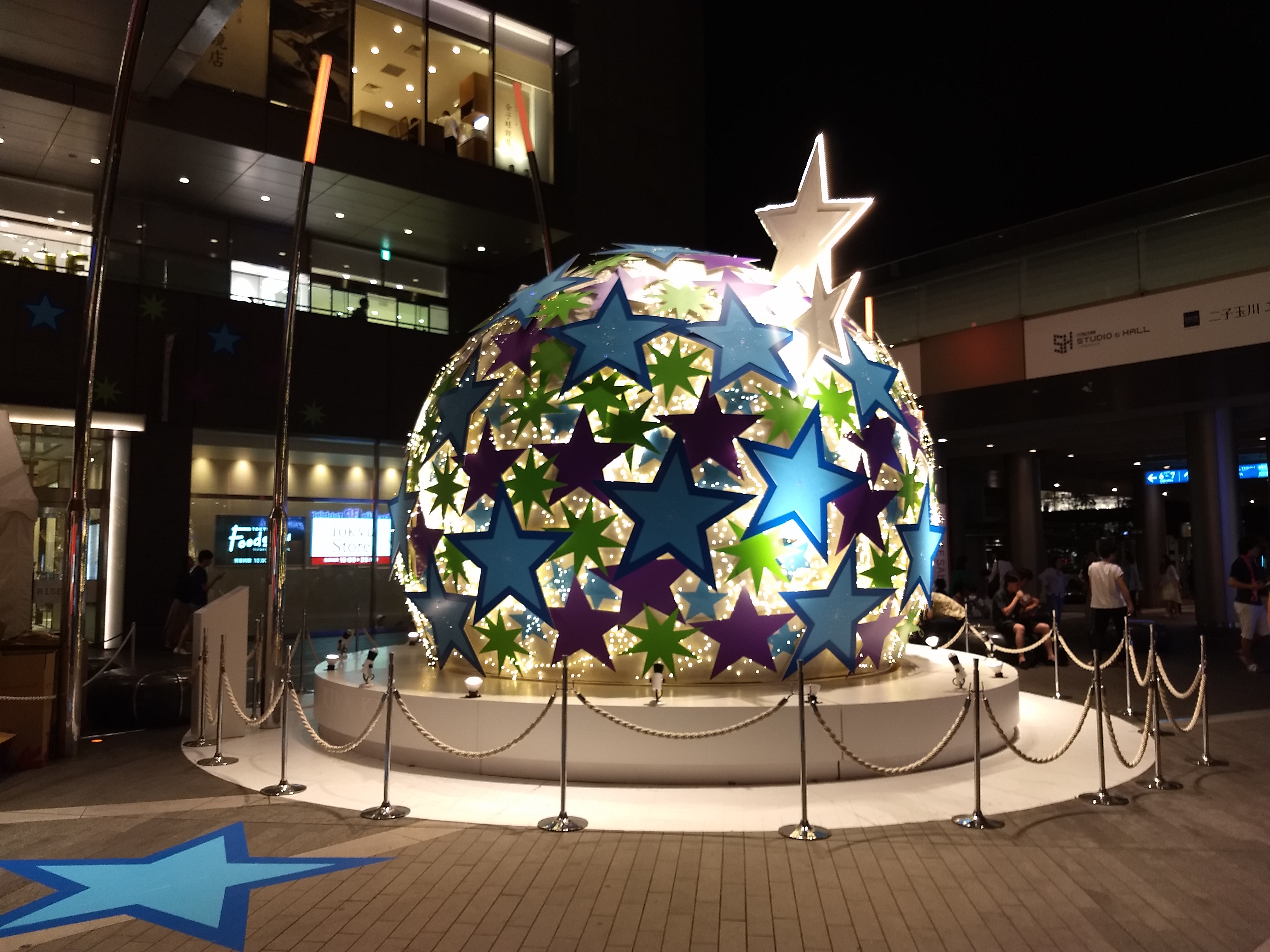 ショッピングモールのオブジェを撮影。内側から光る構造のものだが、きれいに撮影できている　※リンク先は4032×3024ドット、3.55MB