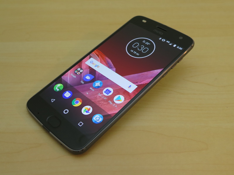 モトローラ・モビリティ・ジャパン「Moto Z2 Play」、約156.2mm（高さ）×76.2mm（幅）×5.99mm（厚さ）、約145g（重量）。カラーはルナグレー（写真）、ファインゴールド、ニンバスをラインナップする