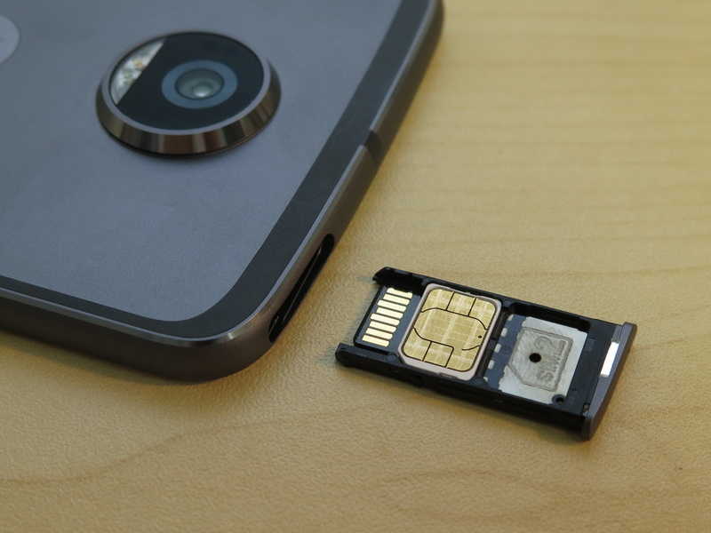 SIMカードトレイの裏面にはnano SIMカードを2枚、装着することが可能。SIMカードもmicroSDメモリカードもはめ込むタイプなので、トレイの着脱時に落としにくくなっている