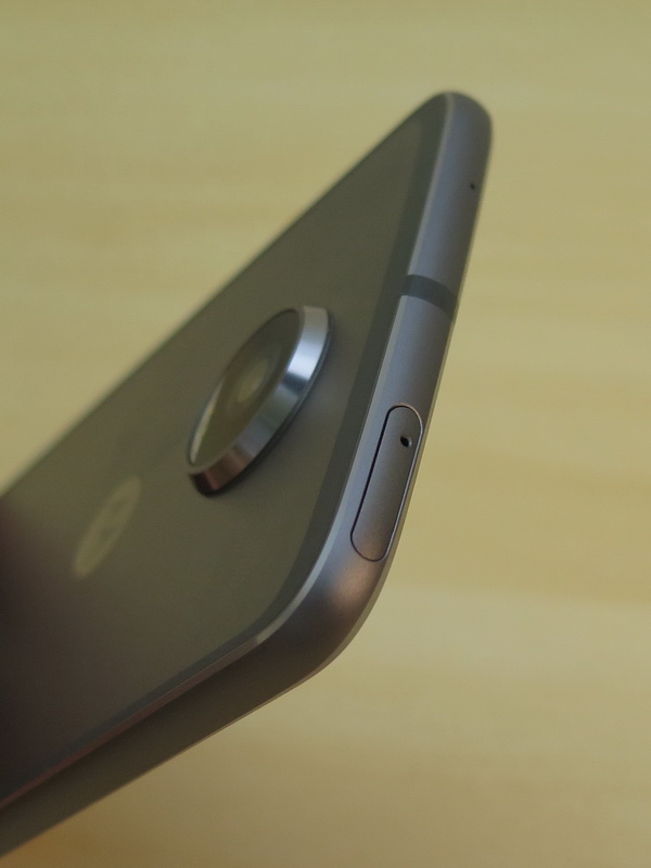 上部にはSIMカードトレイを格納するスロットを備える。穴にピンを挿して、SIMカードトレイを取り出す