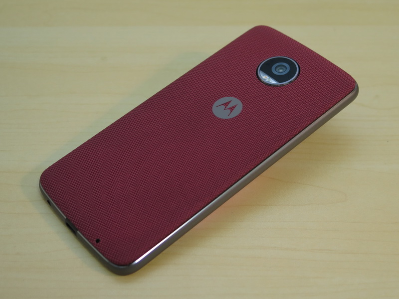 背面に「Moto Style Shell」を装着。もっとも軽く持ち歩くには、このカバーが適している