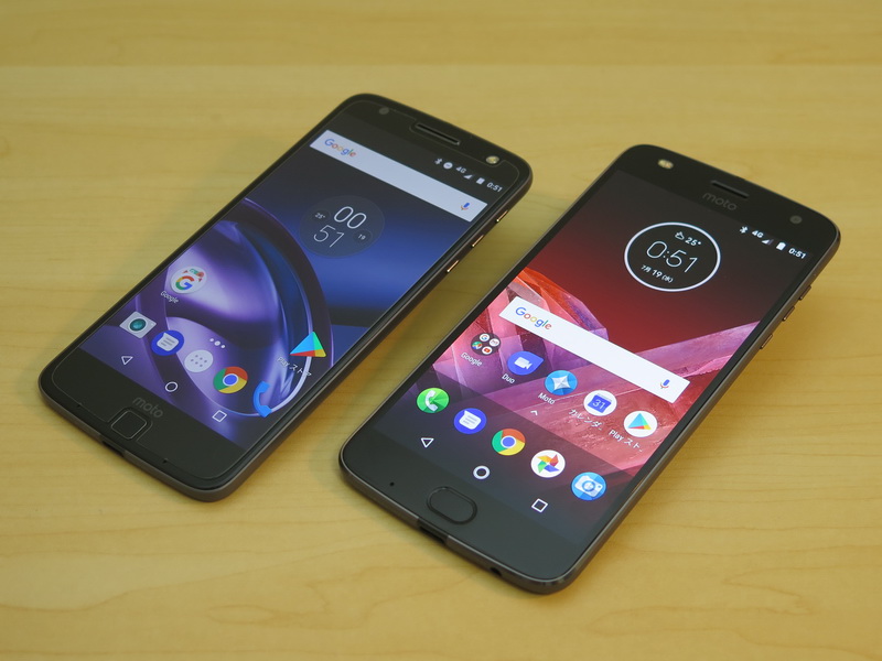 Moto Z2 Play（右）とMoto Z（左）。指紋認証センサーやインカメラ用フラッシュなどの位置も変更されている