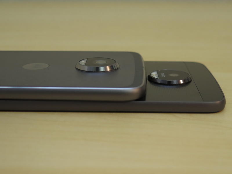 Moto Z2 Play（上）とMoto Z（下）を重ねて、側面から見たところ。厚みはあまり差がなく、カメラ部の突起もほぼ同じ