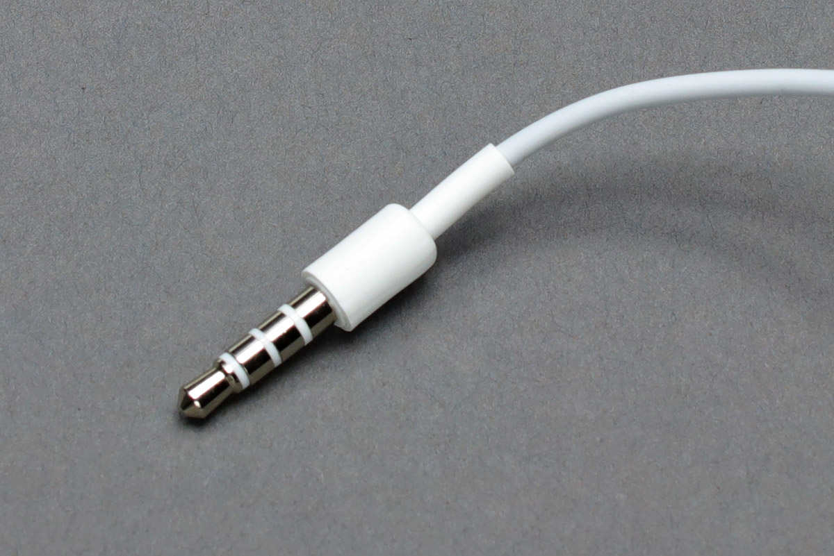 接続可能なマイク付きイヤホンはφ3.5mm/4極のものですが、筆者の手持ち品を使って「実用的」と感じられたのはアップル純正品のみ。具体的には「EarPods with 3.5 mm Headphone Plug」（<a href="https://www.apple.com/jp/shop/product/MNHF2FE/A/earpods-with-35-mm-headphone-plug" class="n" target="_blank">公式ページ</a>）と「Apple In-Ear Headphones with Remote and Mic」（<a href="https://www.apple.com/jp/shop/product/ME186FE/A/apple-in-ear-headphones-with-remote-and-mic" class="n" target="_blank">公式ページ</a>）の2品です。