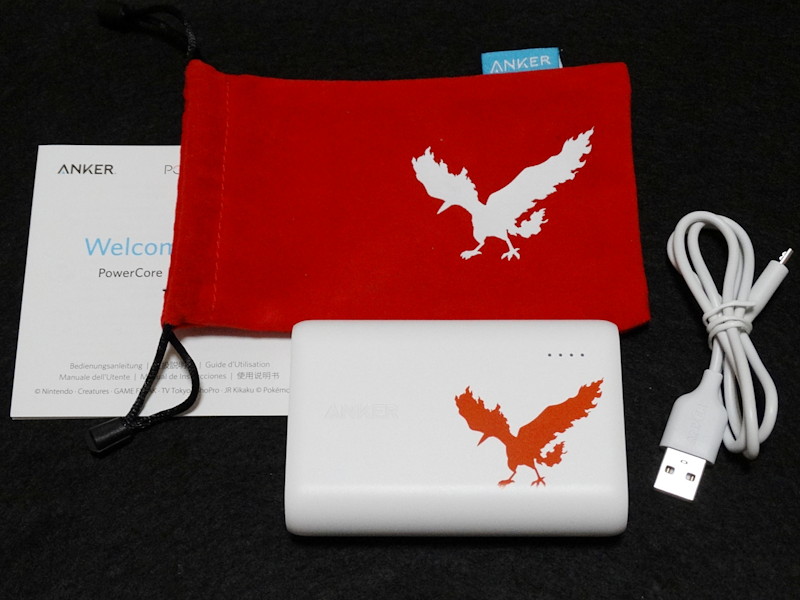 10000の本体は梨地で指紋が目立たないデザイン、5200はツヤがあり安さを感じさせないデザイン