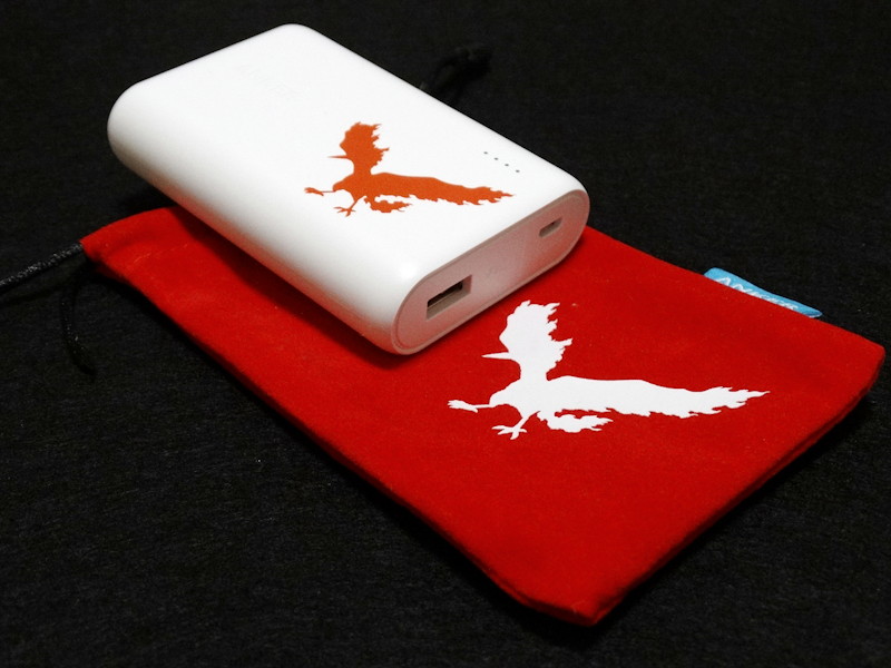 クールというかスタイリッシュというか、テンションが上りすぎて語彙力を失ってしまうかっこよさの携帯用デザインポーチ。白く抜かれた部分がバッテリー本体に写し取られたようなイメージだ