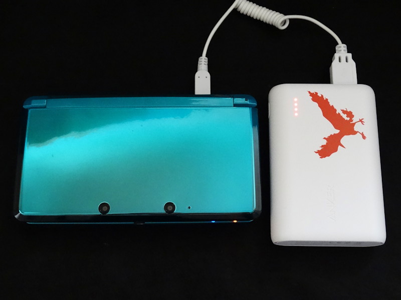 電池残量を示すLED。キャラクターに合わせてあるのが憎い演出だ。青や黄色に光るLEDも、これまたうっかり見たくなった