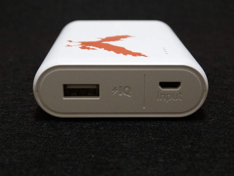 1口だけの出力用USB端子。本体への充電はmicroUSBケーブルで行う。入力は5V/2A、出力は急速充電に対応した5V/2.4Aだ