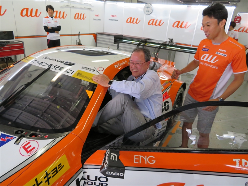 ピットガレージでは中嶋一貴選手のサポートの下、マシンに乗り込み興奮