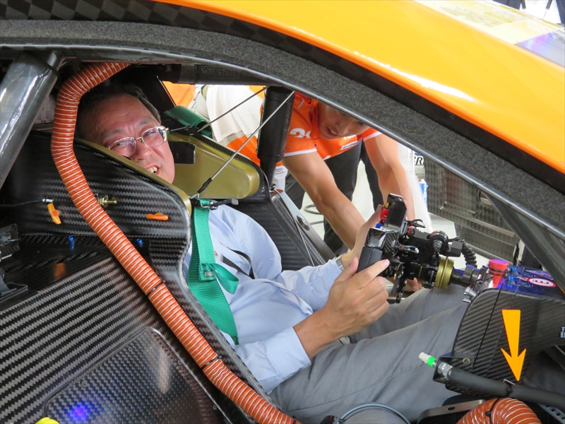 ピットガレージでは中嶋一貴選手のサポートの下、マシンに乗り込み興奮