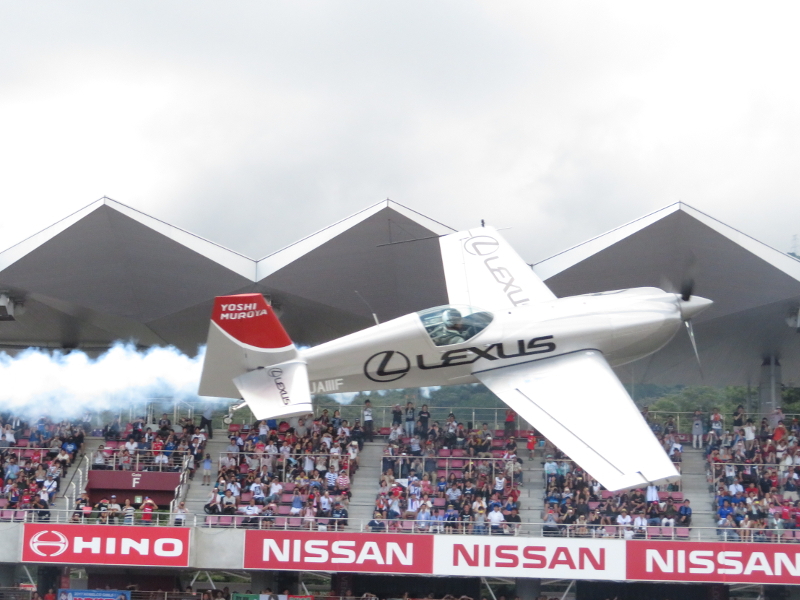 決勝前にはレッドブル・エアレースに参戦する室屋義秀選手がデモ飛行でサーキットを沸かせた