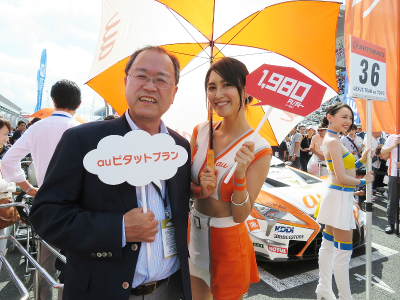 グリッド上でauピタットプランをアピールするKDDIの田中孝司社長