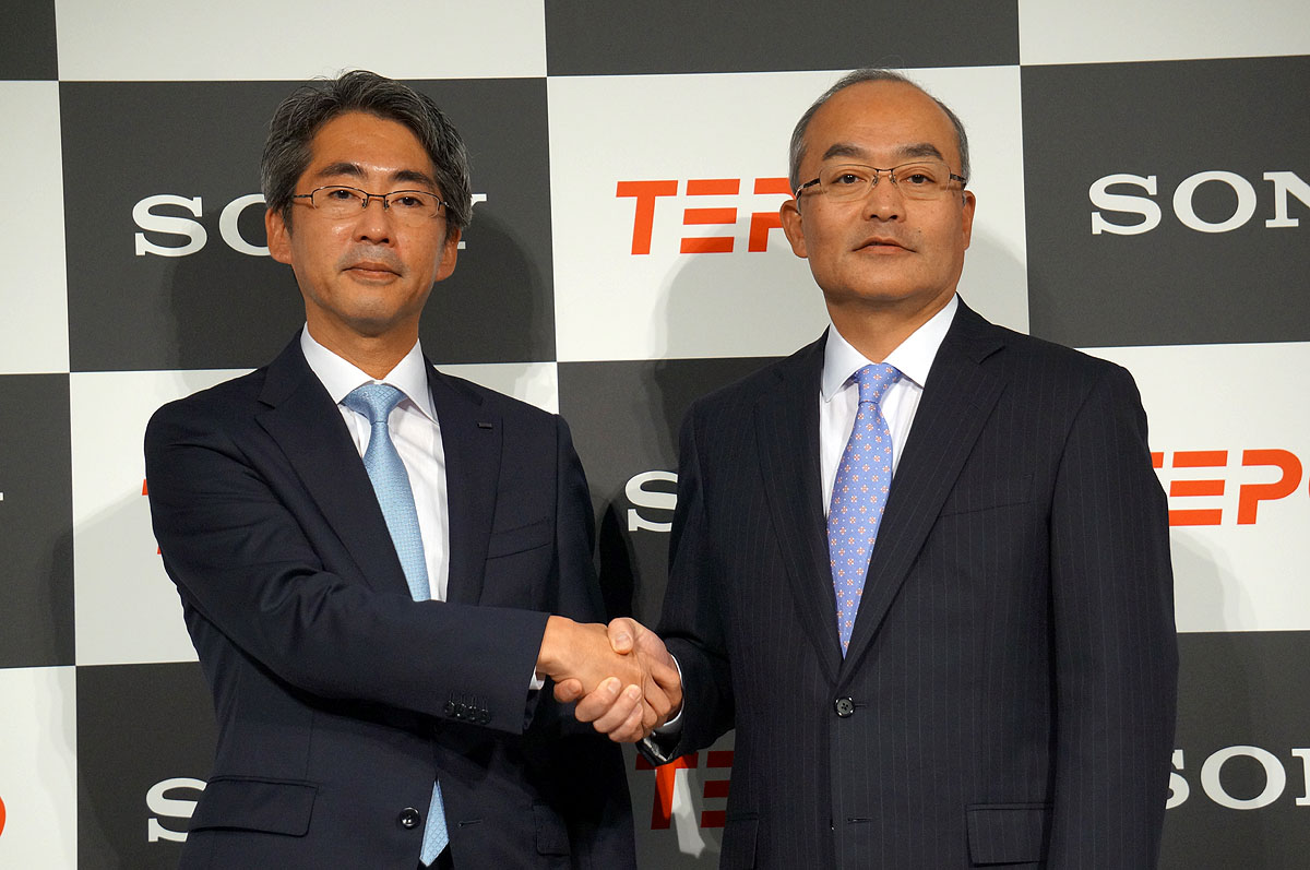 東電EPの川崎社長（左）とソニーモバイルの十時社長（右）