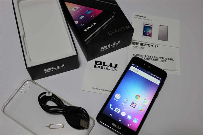 箱やクリアカバーなど同梱品一式。マニュアルも日本語。ごく普通のスマホに見えるので激安感は無し。ただし充電はUSBケーブルのみ。初スマホなら充電器の購入が必要だ