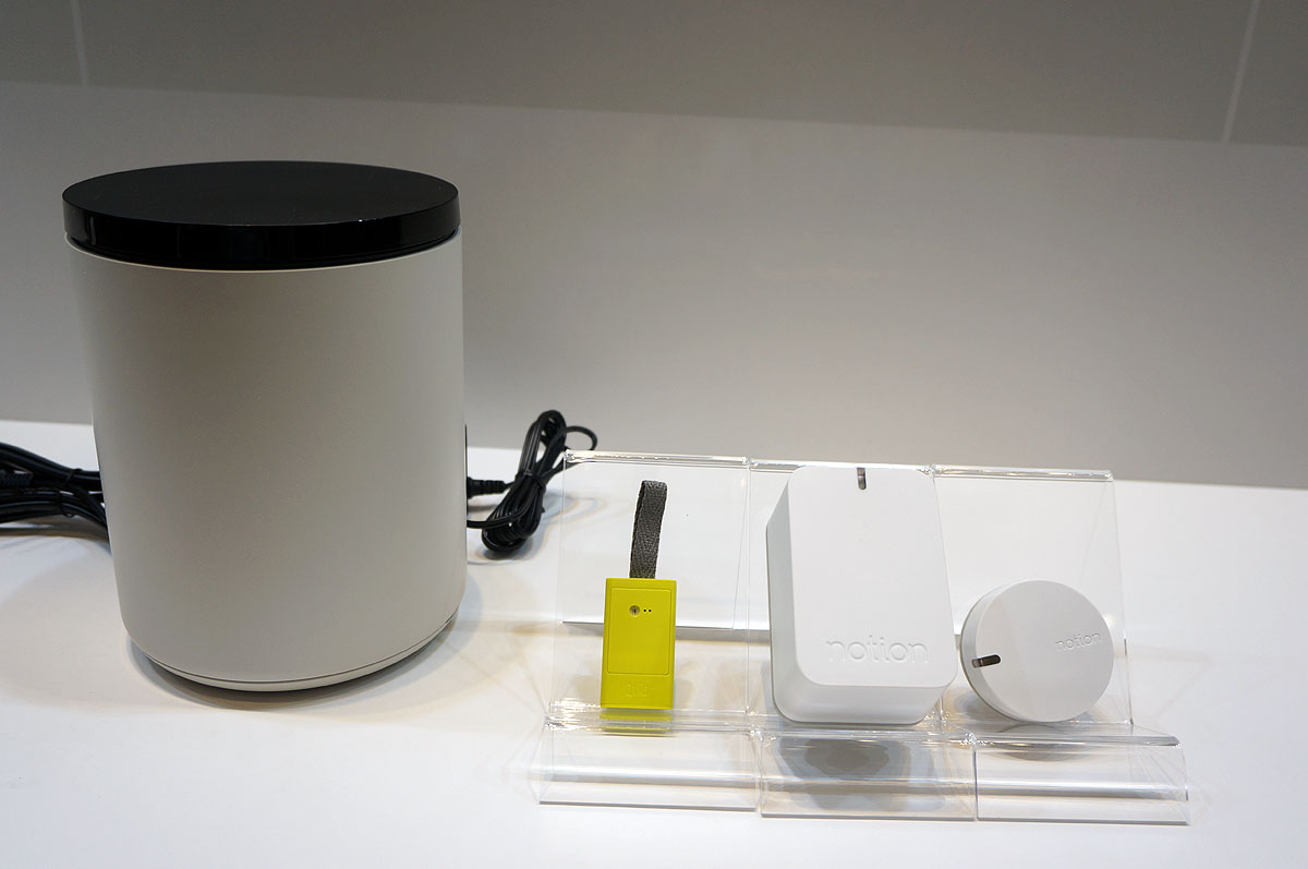 円筒形のハブと、Qrioのスマートタグ、Notion製のブリッジとマルチセンサー