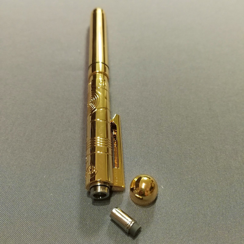 筆者はあまり使う機会が無いが、機能は通常のシャーボXと同じなので、C-3POの頭のテッペン部分をねじって外せばお約束の消しゴムが露出する