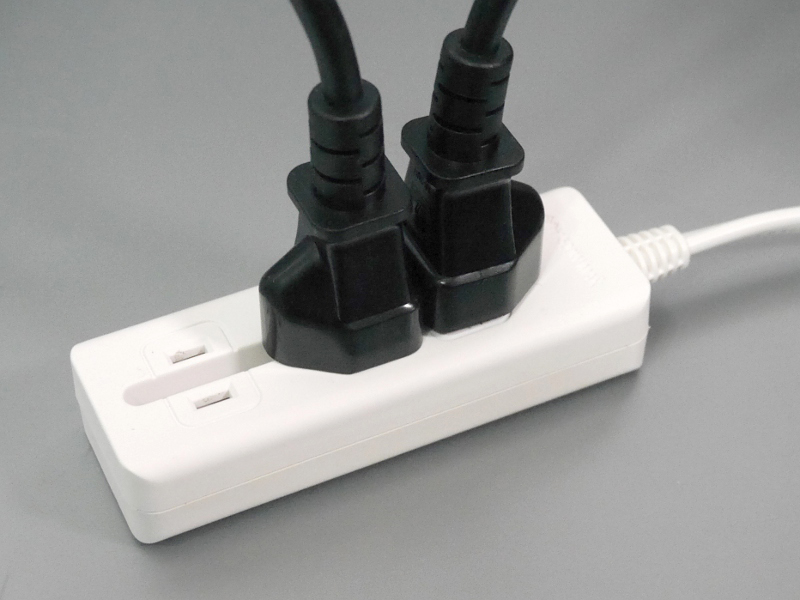 差込口の間隔が均等でないのを活かし、このように背中合わせで差し込める