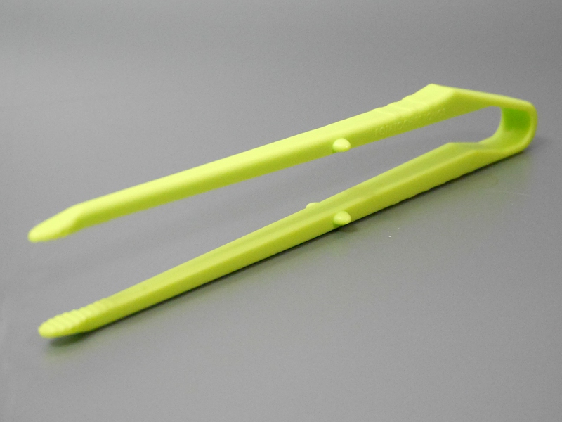 トングというよりもピンセットに近い形状と構造。ポリプロピレンによる一体成型
