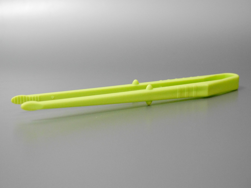 本体の側面にある突起によって、そのままテーブルに置いても先端が触れることがなく衛生的だ