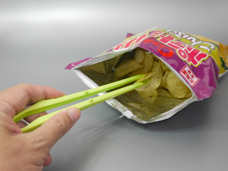 全長は約185mmとそれほど長くないため、袋の底に残っているかけらをつまむには本体ごと袋に手ごと突っ込む羽目になるが、これ以上全長を伸ばすと取り回しが悪くなるので致し方ないだろう