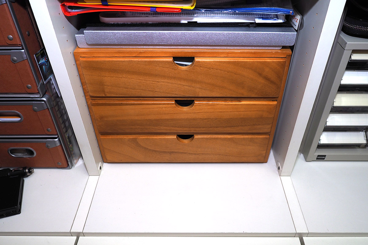 貴重品を入れていた引き出しを再現。たま〜に使う、貴重品カテゴリのカード類や冊子類を全部ザザッと入れていた感じ。特定の冊子やカードを使うとき、探し出すのがプチ面倒でした。