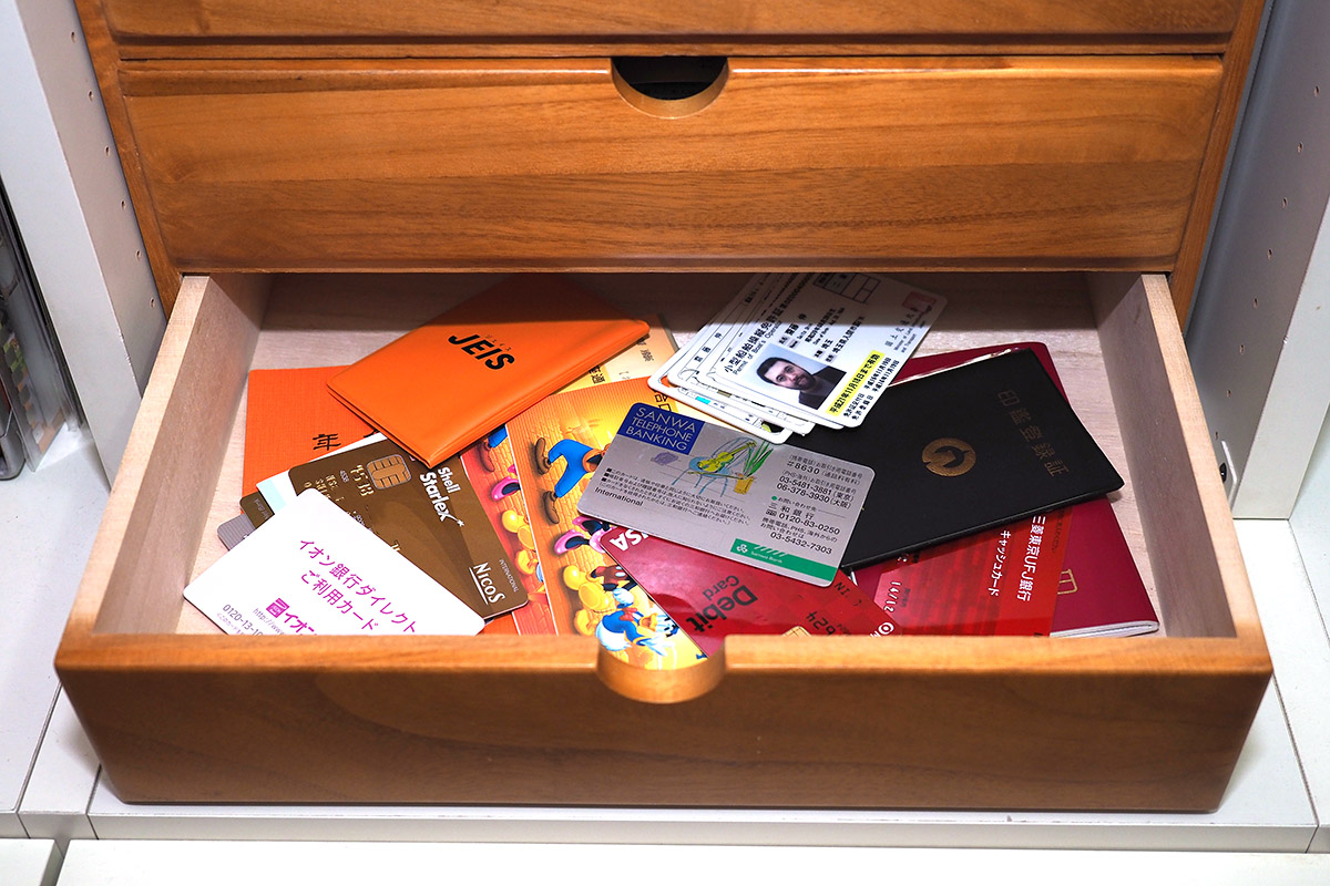貴重品を入れていた引き出しを再現。たま〜に使う、貴重品カテゴリのカード類や冊子類を全部ザザッと入れていた感じ。特定の冊子やカードを使うとき、探し出すのがプチ面倒でした。