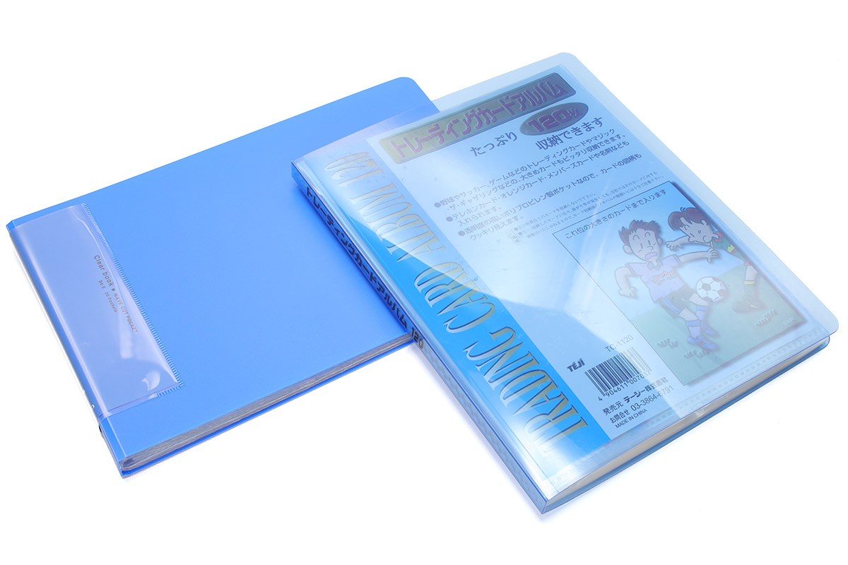 カードなどを各ページのポケットに入れて分類できる、ファイル的なモノを使用。カード類の整理はトレーディングカード用アルバムがちょうど良いサイズでした。