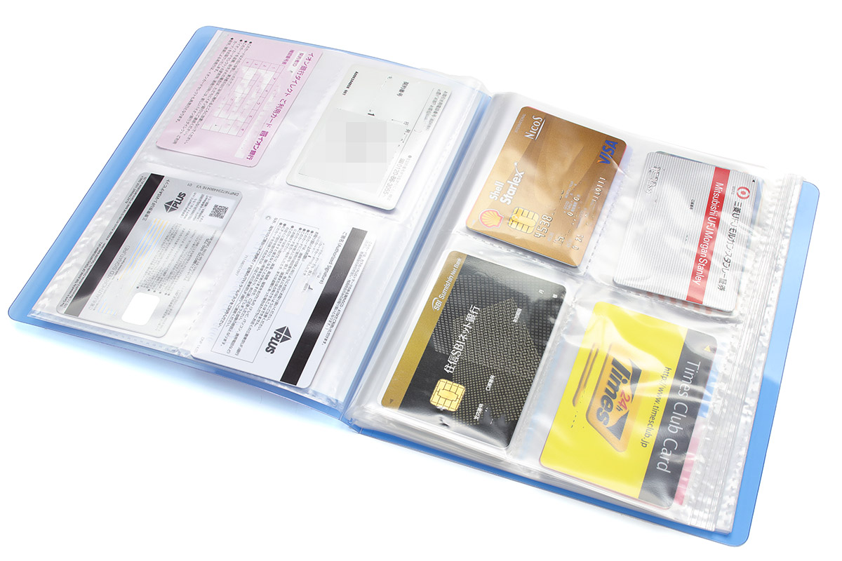 カードなどを各ページのポケットに入れて分類できる、ファイル的なモノを使用。カード類の整理はトレーディングカード用アルバムがちょうど良いサイズでした。