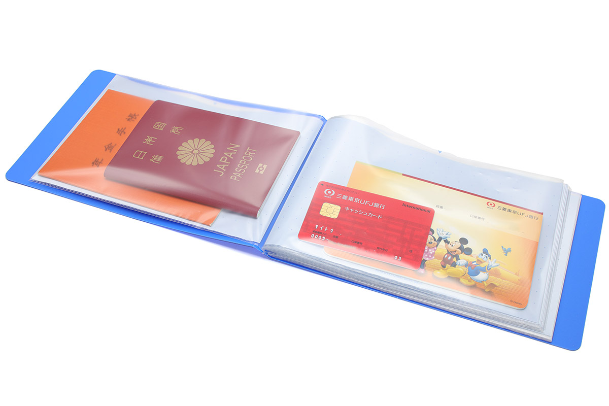 通帳やパスポートや年金手帳などは、B6サイズ書類が入るポケットタイプのファイルがまあまあちょうど良いサイズ。通帳とキャッシュカードはまとめて入れたりしています。これらファイルは、引き出しにもちょうど入りました。