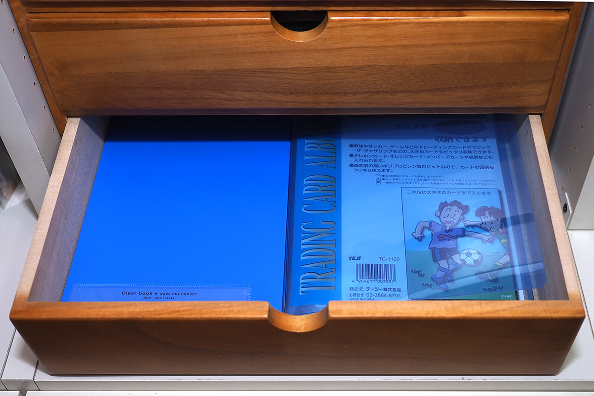 通帳やパスポートや年金手帳などは、B6サイズ書類が入るポケットタイプのファイルがまあまあちょうど良いサイズ。通帳とキャッシュカードはまとめて入れたりしています。これらファイルは、引き出しにもちょうど入りました。