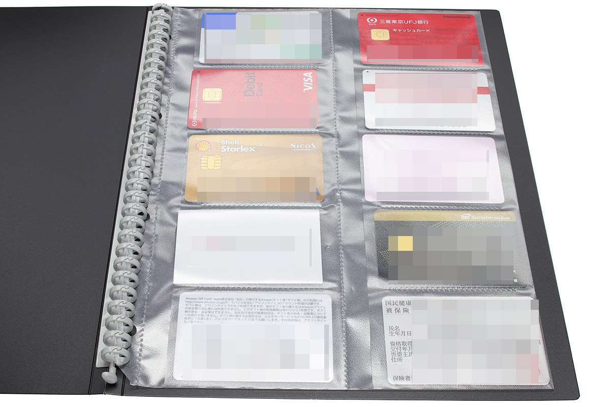 A4・30穴タイプに対応の、名刺用ポケットやハガキ用ポケットを使えば、カードや冊子類をA4ファイルサイズで整理＆保管でき、スッキリ！　年金手帳はハガキサイズのポケットだとギリギリなので、A5×2枚タイプのポケットに入れたほうがいいかもしれません。