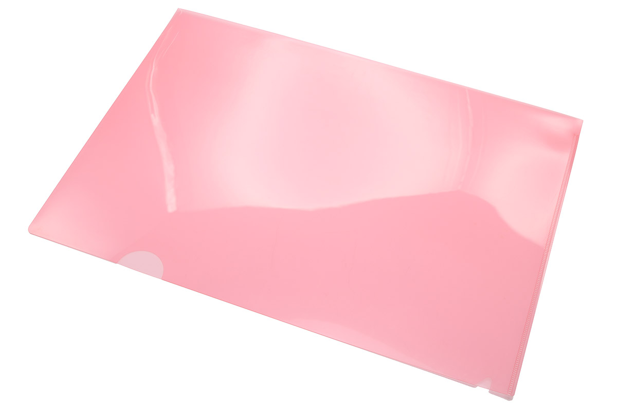 市販のA4タイプクリアファイル。短辺を数ミリ切り落とすと、長辺の長さがポケットと同じくらいになります。多穴パンチを使い、長辺の開口側にA4・30穴ファイル用の穴を開けました。