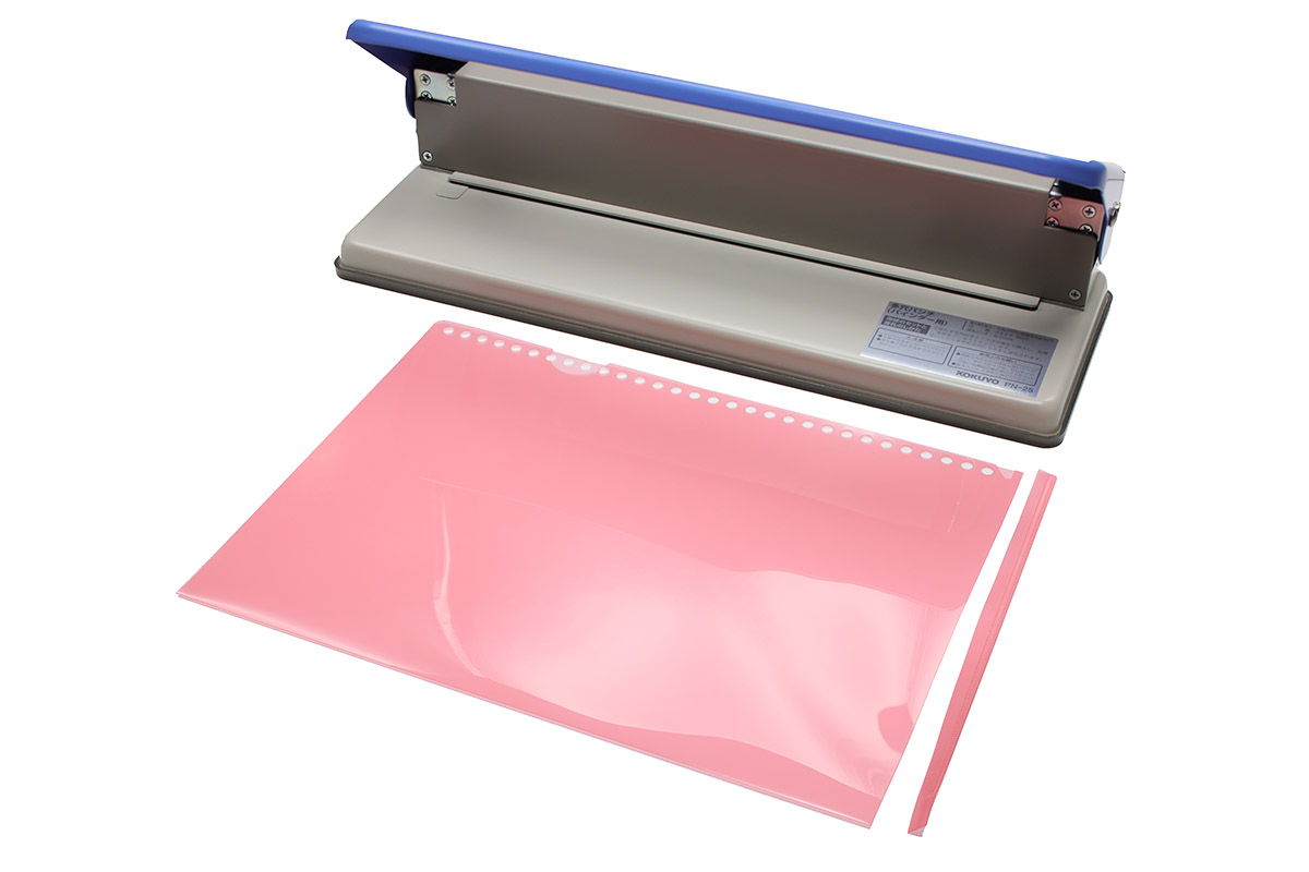 市販のA4タイプクリアファイル。短辺を数ミリ切り落とすと、長辺の長さがポケットと同じくらいになります。多穴パンチを使い、長辺の開口側にA4・30穴ファイル用の穴を開けました。