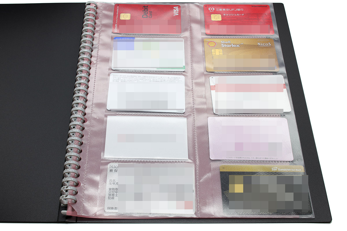 ポケットとクリアファイルを合体させた結果、バッチリな剛性とともに各ページにカードを入れることができました！