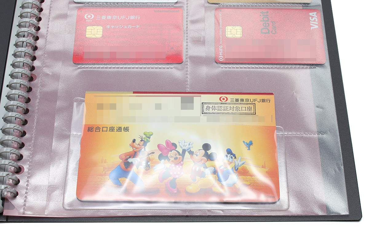 貼ったポケットに通帳を入れて、カードポケットには銀行関連カードを入れたり。あるいは役所関連のカードと冊子を同じページにまとめたりもできます。