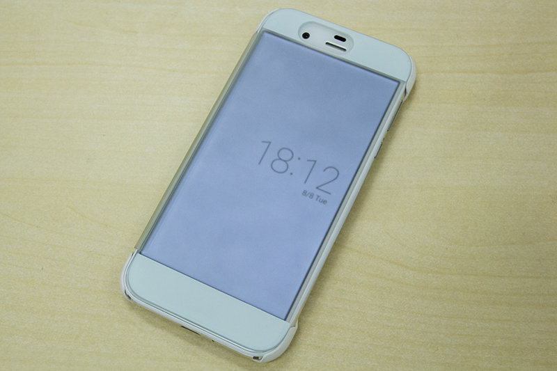 曇った画面には時計を表示。ちなみに、フリップカバーの開閉と画面の点灯が連動する機能もある