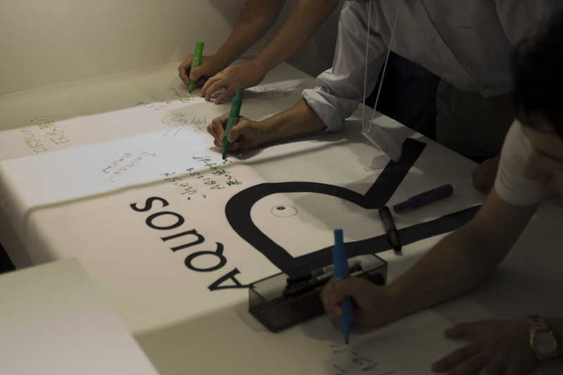 終了後、参加者一人一人がAQUOSへの期待を横断幕に記入。次の札幌会場へ渡される