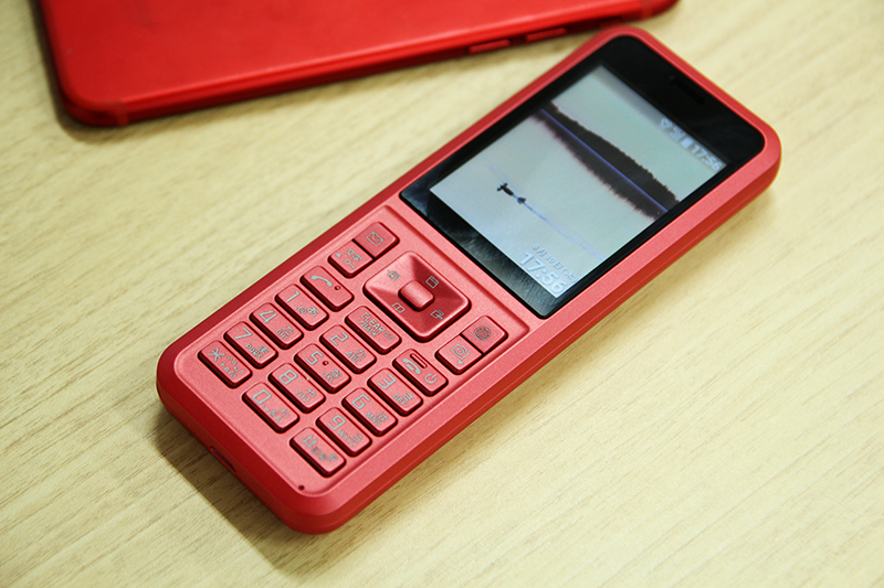 レッドモデルはあのスマホと一緒に持つのによさそうだ