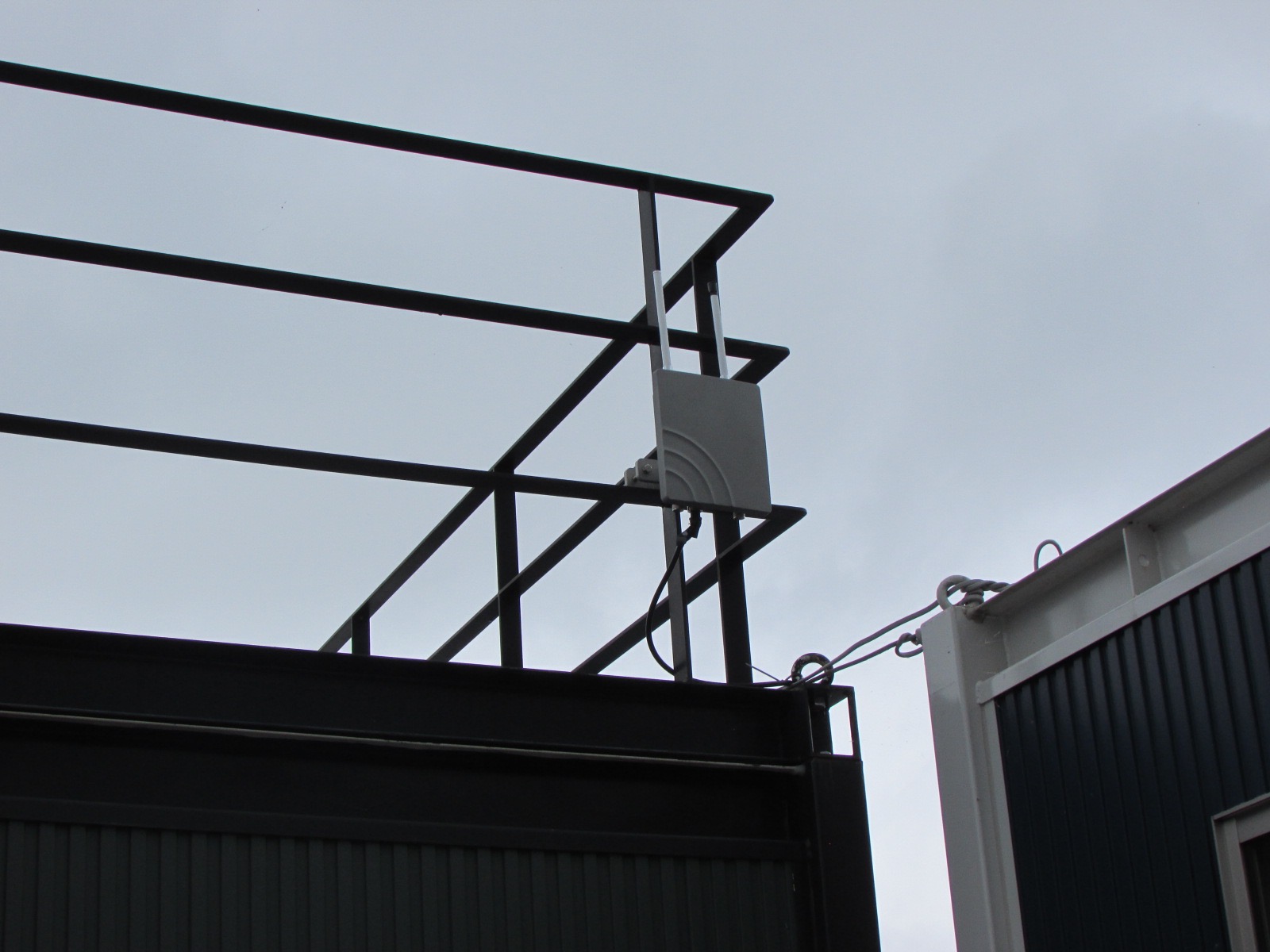 御殿場口新五合目に設置された基地局。センサーがとらえた情報をLoRaで受信する