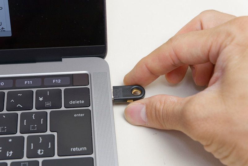 両端に金色の接点が見えるだろうか。この両方を指でつまむことが認証処理の契機となる