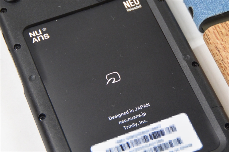 SIMフリースマホながら、おサイフケータイが使えるのはかなり便利。なおNuAns NEO [Reloaded]は背面の本体カバーの中に、カードが入れられるスペースを備えていますが、その下にFeliCaチップが搭載されているため、ここにICカードを入れてしまうと干渉する可能性大。その場合はおサイフケータイをロックすることもできます