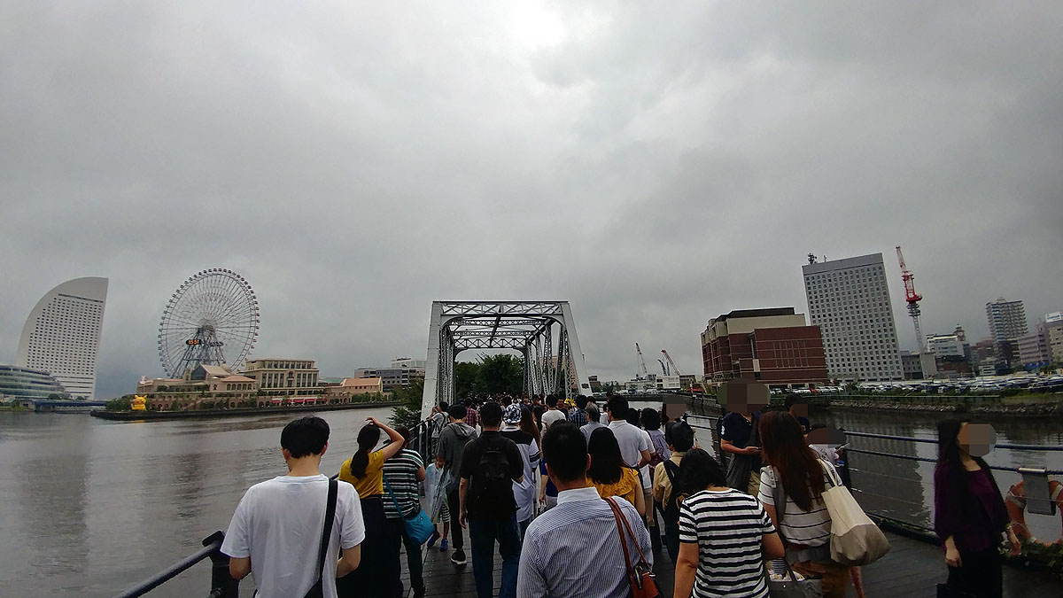 みなとみらい地区へ移動する道も混雑