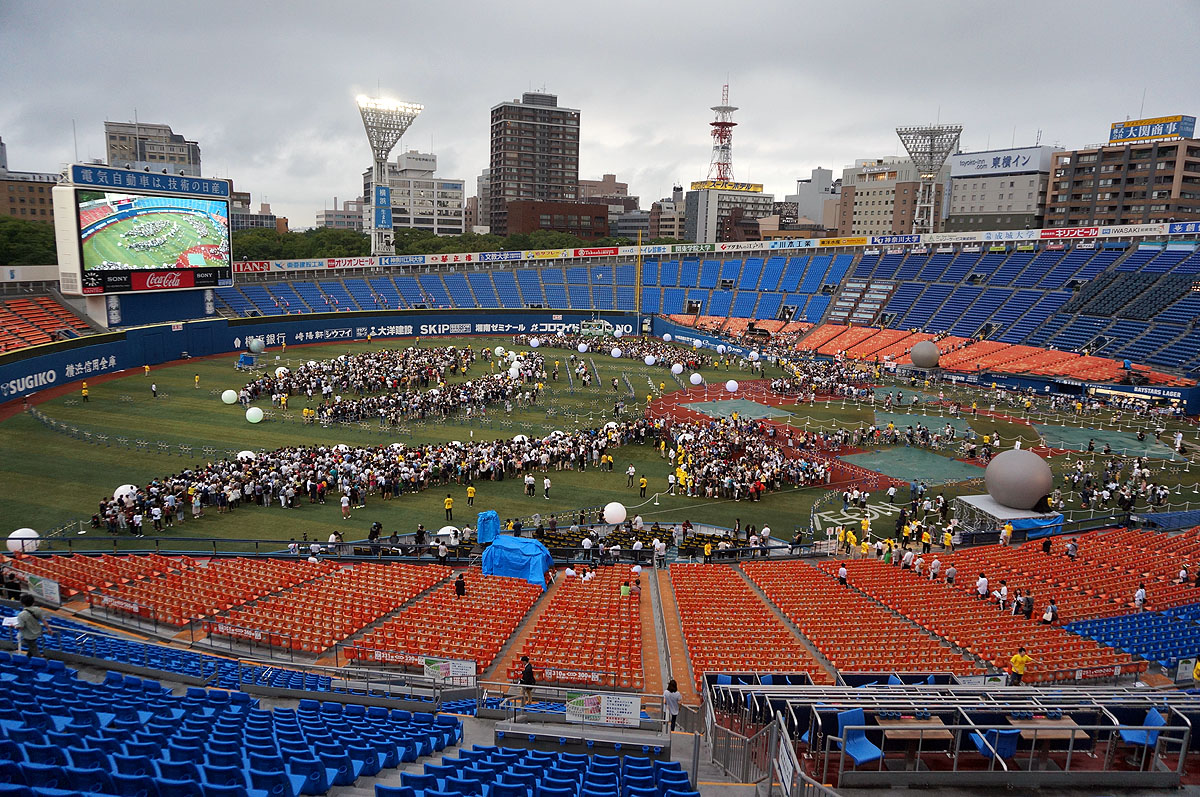 参加者が徐々にプレイエリアのフィールドへ