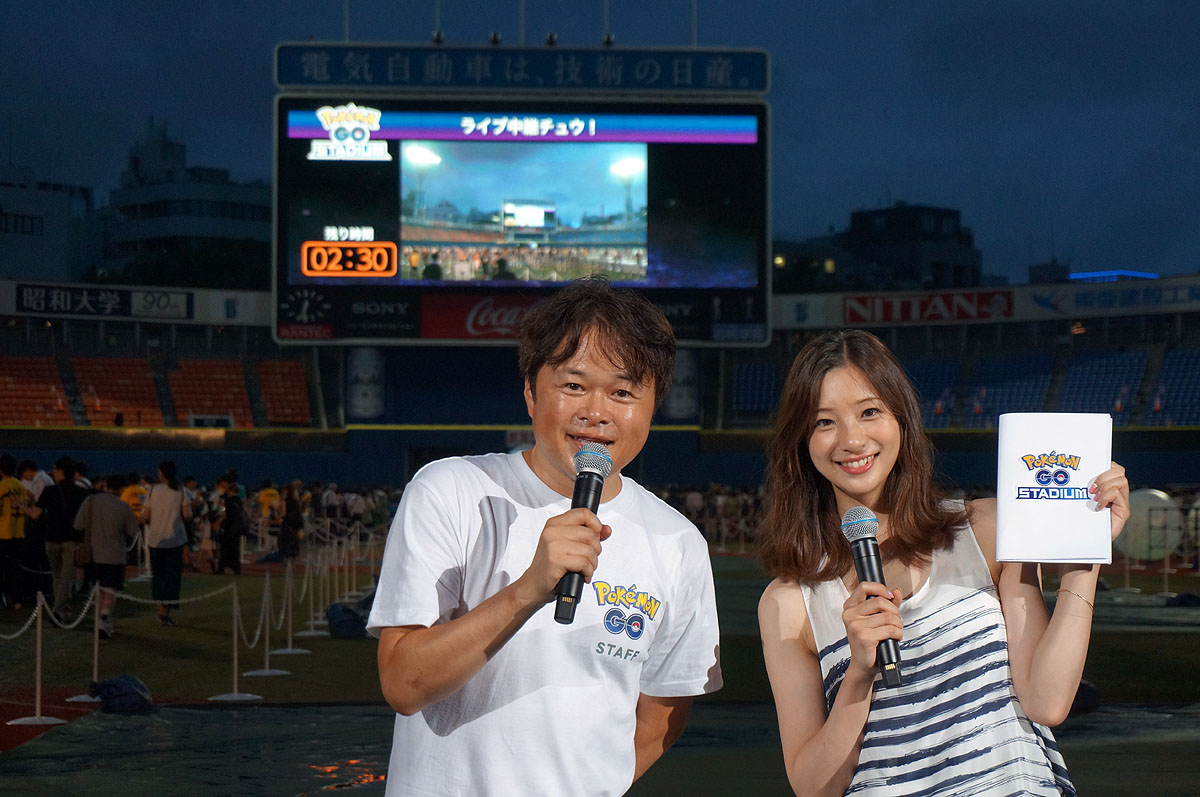 司会進行は足立梨花（右）と荘口彰久（左）